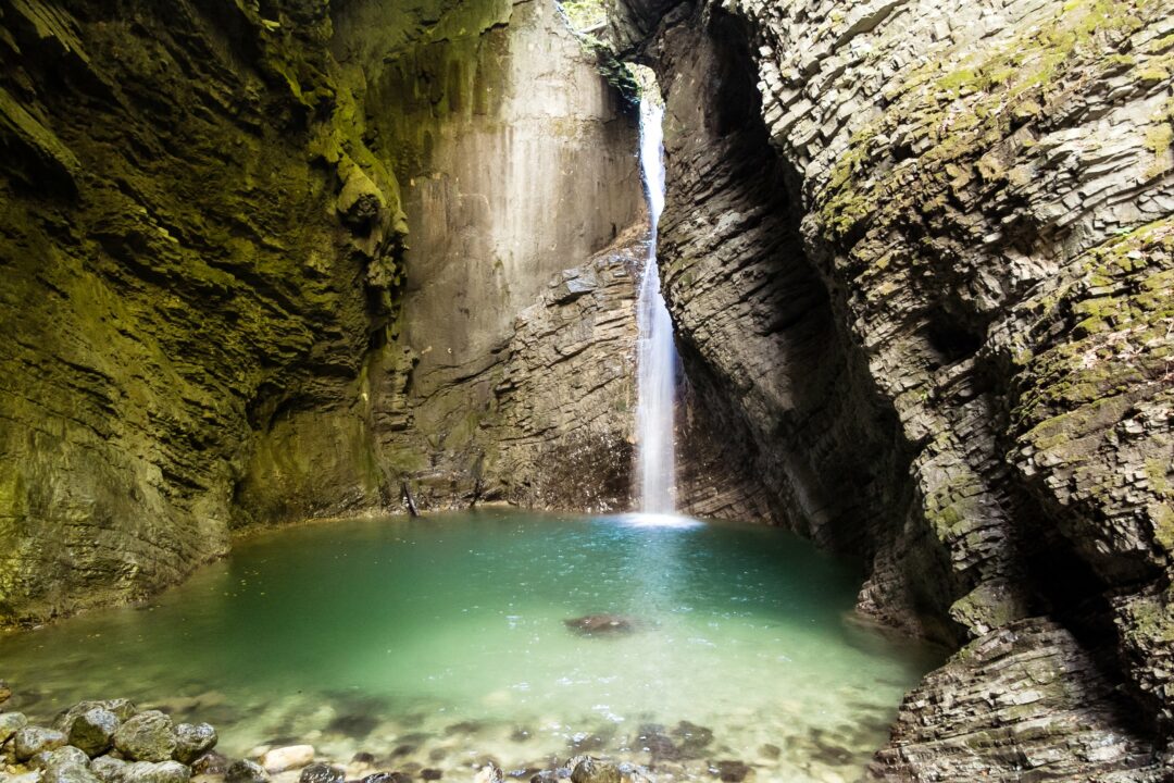 Slap Kozjak - vodopád neďaleko rieky Soča v Triglavskom národnom parku.