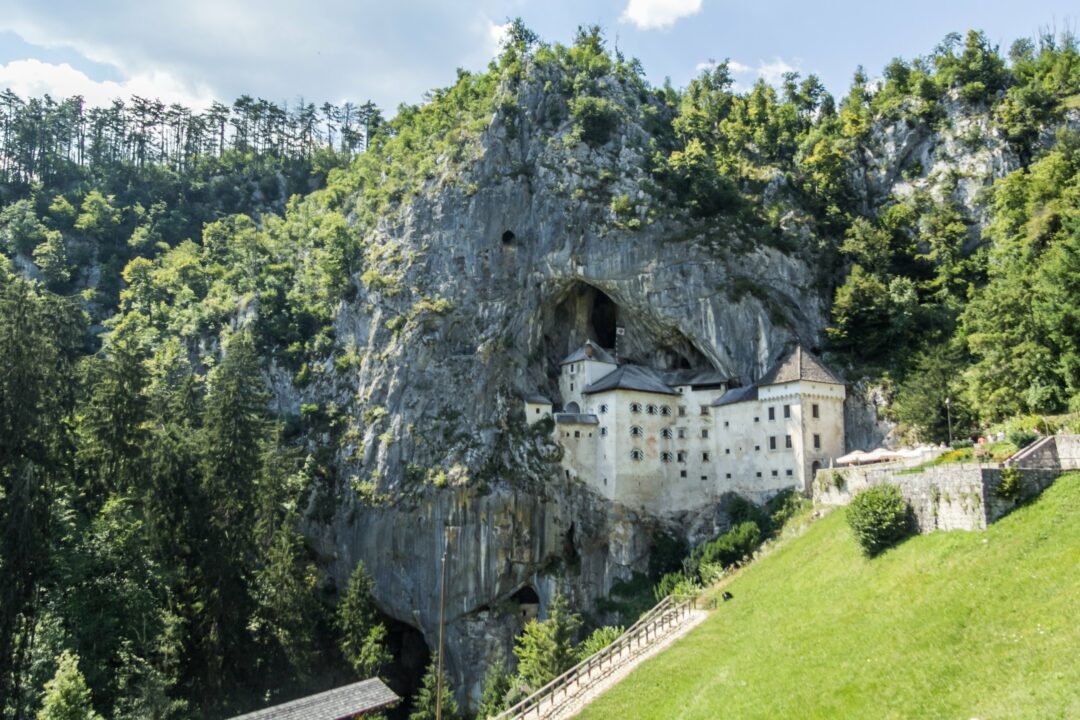 Predjamský hrad z 12. storočia vybudovaný do skaly.